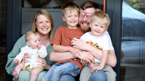 Photographer captures magic of families smiling together through coronavirus lockdown