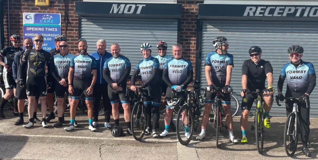 Everton FC legend Ian Snodin lent his support to members of Formby Velo, who will be cycling 24 hours in memory of their friend Graeme Rooney. who died in a tragic bike accident