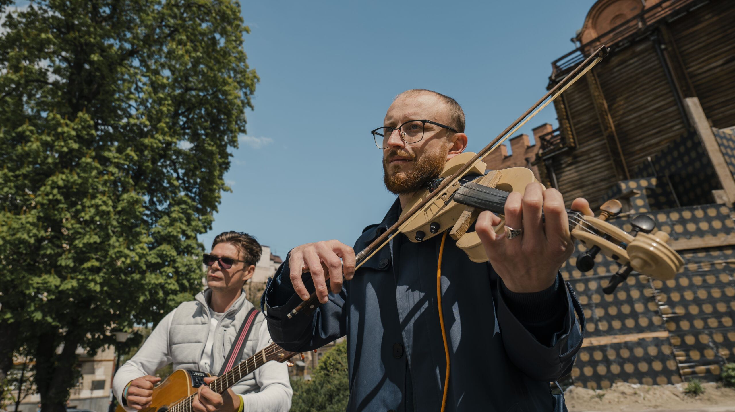 Pavlo Frumin and Stas Golodyuk are modern musicians from Kyiv. At the outset of the War in Ukraine, they decided to adapt their repertoire. Previously, they had only performed foreign compositions, but now they exclusively perform Ukrainian songs in celebration of their heritage and culture