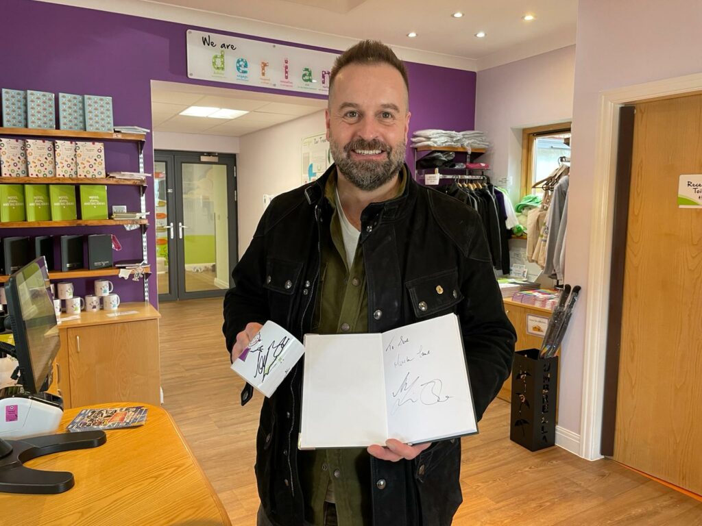Alfie Boe signed a Derian mug and notepad while visiting the hospice
