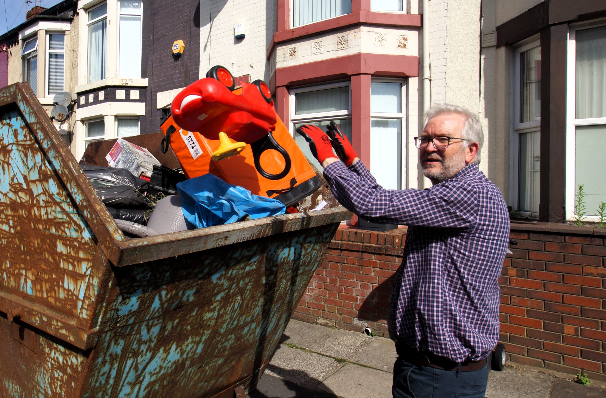 MP Peter Dowd rolled up his sleeves and joined Sefton Council's #WFT Why Fly Tip? campaign in Bootle