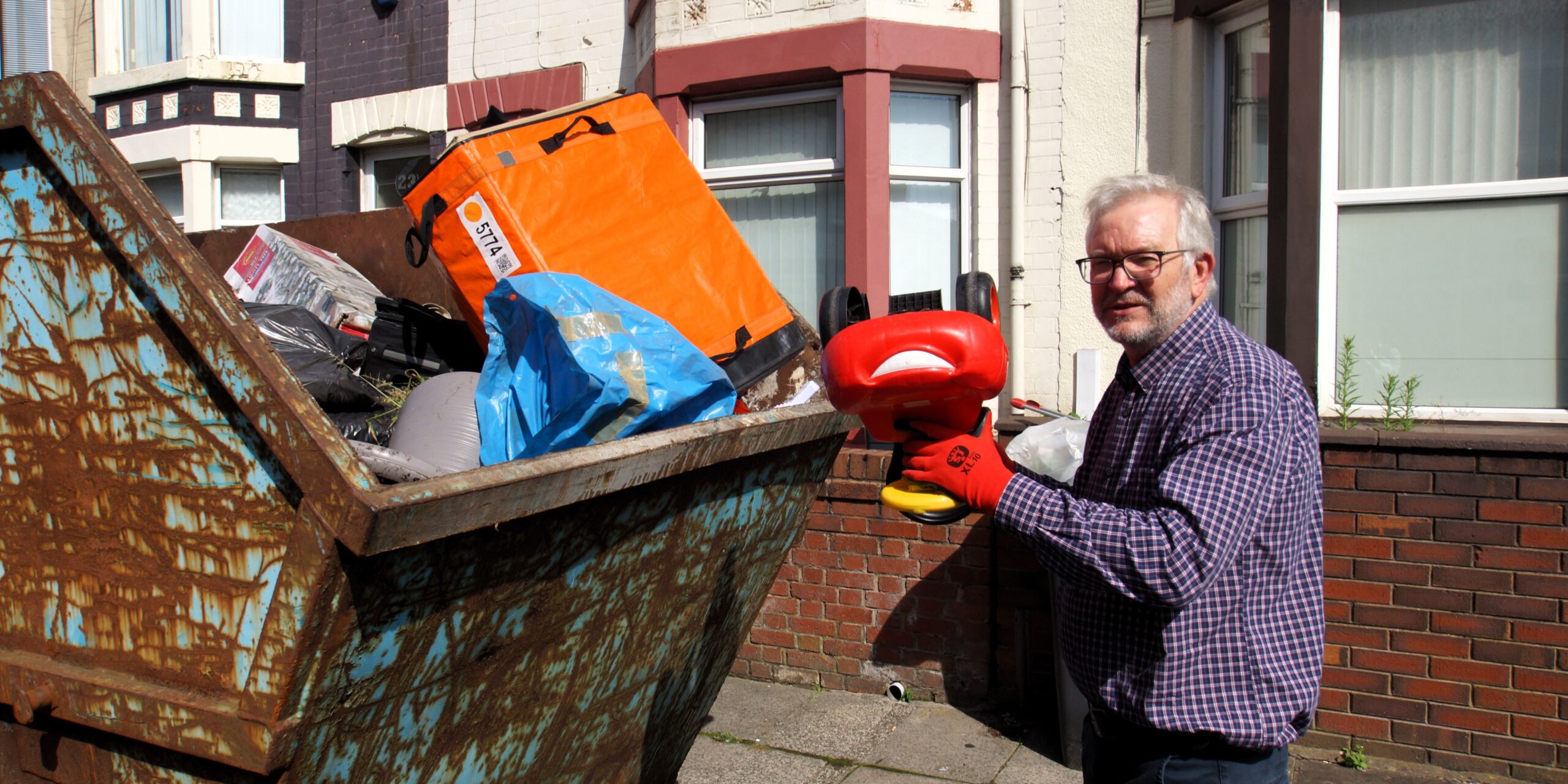 MP Peter Dowd rolled up his sleeves and joined Sefton Council's #WFT Why Fly Tip? campaign in Bootle