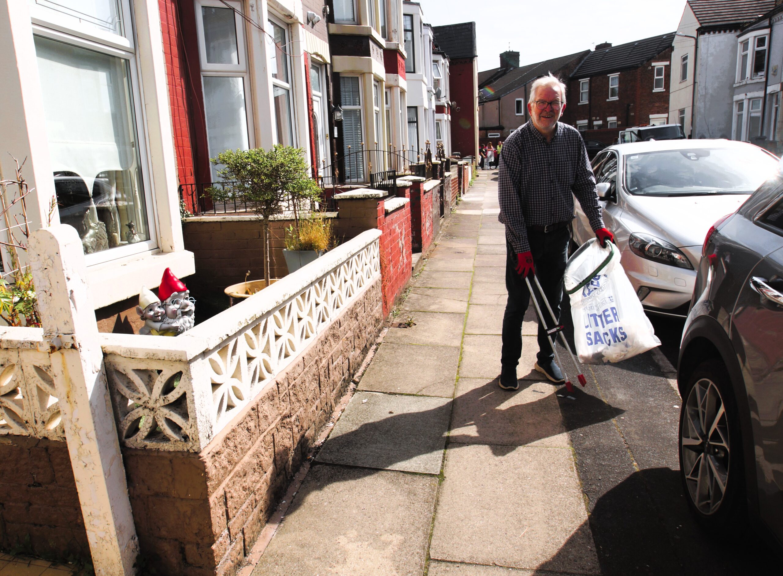 MP Peter Dowd rolled up his sleeves and joined Sefton Council's #WFT Why Fly Tip? campaign in Bootle